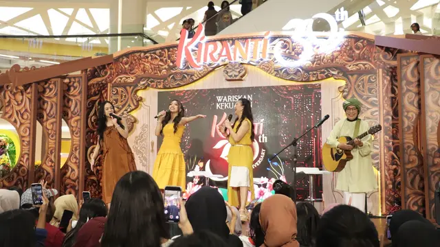 Nola B3 bersama putrinya Naura Ayu (Istimewa)