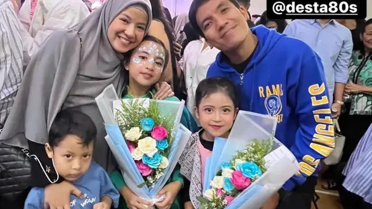 Deretan Potret Desta dan Natasha Rizky Tampil Manis dan Hangat Mendampingi Putri Mereka di Acara Sekolah