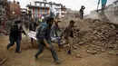 Sejumlah petugas segera melarikan warga yang terluka karena terkena runtuhan akibat gempa yang menghantam Nepal , Sabtu (25/4/2015). Dikabarkan sekitar 500 orang lebih tewas dalam peristiwa gempa tersebut (Reuters/Navesh Chitrakar)