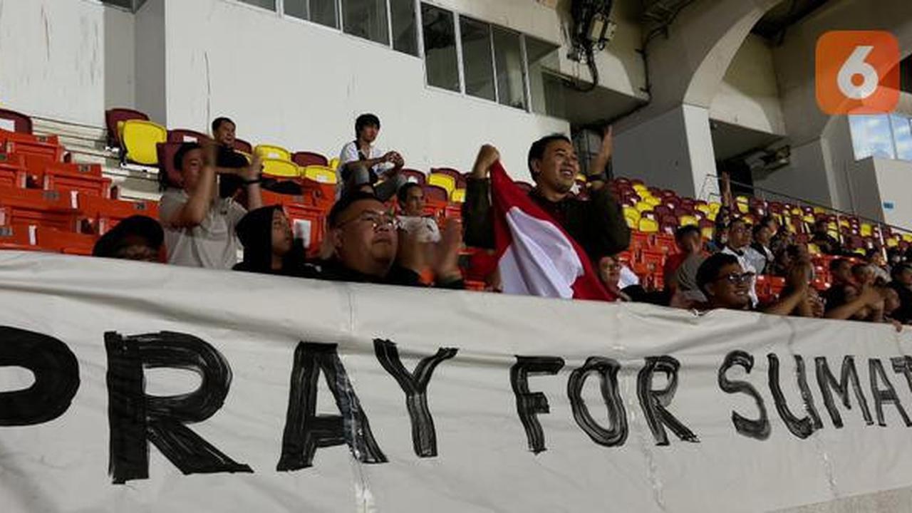 Cerita dari Thailand: Suporter Timnas Indonesia U-22 Kibarkan Spanduk Pray for Sumatra di SEA Games 2025