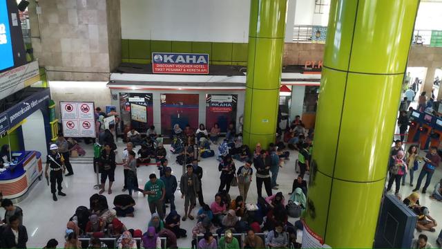 Suasana di Stasiun Gambir