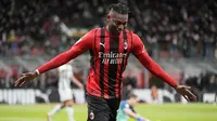 AC Milan unggul terlebih dahulu pada menit ke-29. Gol dicetak Rafael Leao usai memanfaatkan umpan silang Sandro Tonali. (AP/Luca Bruno)