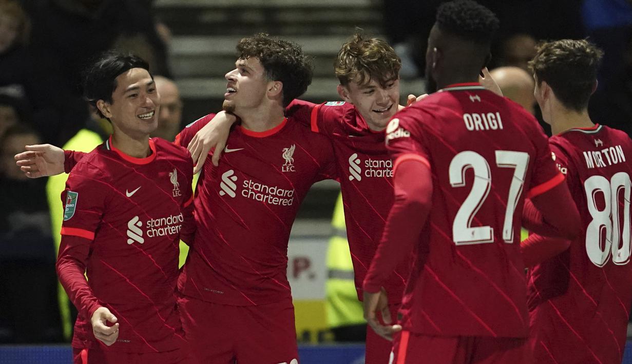 Liverpool memecah kebuntuan di babak kedua dan unggul 1-0 pada menit ke-62. Takumi Minamino (kiri) berhasil membobol gawang Preston lewat sontekannya memanfaatkan umpan silang Neco Williams. (AP/Jon Super)
