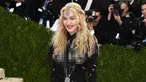 Penyanyi Madonna berpose saat tiba menghadiri ajang Met Gala 2016 di Metropolitan Museum of Art, New York, Senin (2/5). Bertemakan 'Manus x Machina: Fashion In An Age of Technology', Madonna tampil dengan busana transparan. (AFP/Larry Busacca)