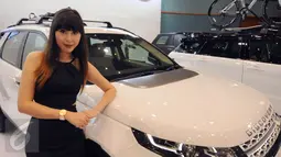 Seorang model bergaya di sisi kendaraan Land Rover Discover Sporty yang dipamerkan di Jakarta Auto Show 2015, Rabu (28/10/2015). Land Rover Discover Sporty dibanderol dengan harga sekitar 1,479 miliar rupiah. (Liputan6.com/Helmi Fithriansyah)