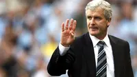 Manchester City&#039;s Welsh manager Mark Hughes signals to his players during their EPL football match against Chelsea at The City of Manchester Stadium in Manchester, on September 13, 2008. AFP PHOTO/ADRIAN DENNIS