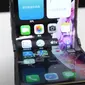 Tampilan iPhone layar lipat yang dikembangkan secara mandiri oleh tim Tech Aesthetics. (Dok: YouTube)