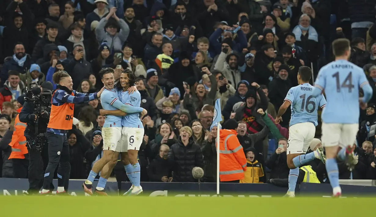 Bek Manchester City, Nathan Ake (kedua kiri) berselebrasi dengan rekan setimnya setelah mencetak gol ke gawang Arsenal selama pertandingan putaran ke-4 Piala FA di Stadion Etihad di Manchester, Inggris, Sabtu (28/1/2023). Man City menang tipis atas Arsenal dengan skor 1-0. (AP Photo/Dave Thompson)