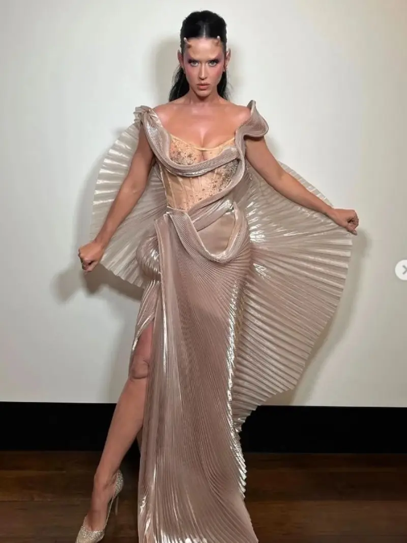 Tampil Bergaya Alien di Pesta Jeff Bezos, Katy Perry Pakai Gaun Desainer Indonesia Mety Choa.  foto: Instagram @maisonmet