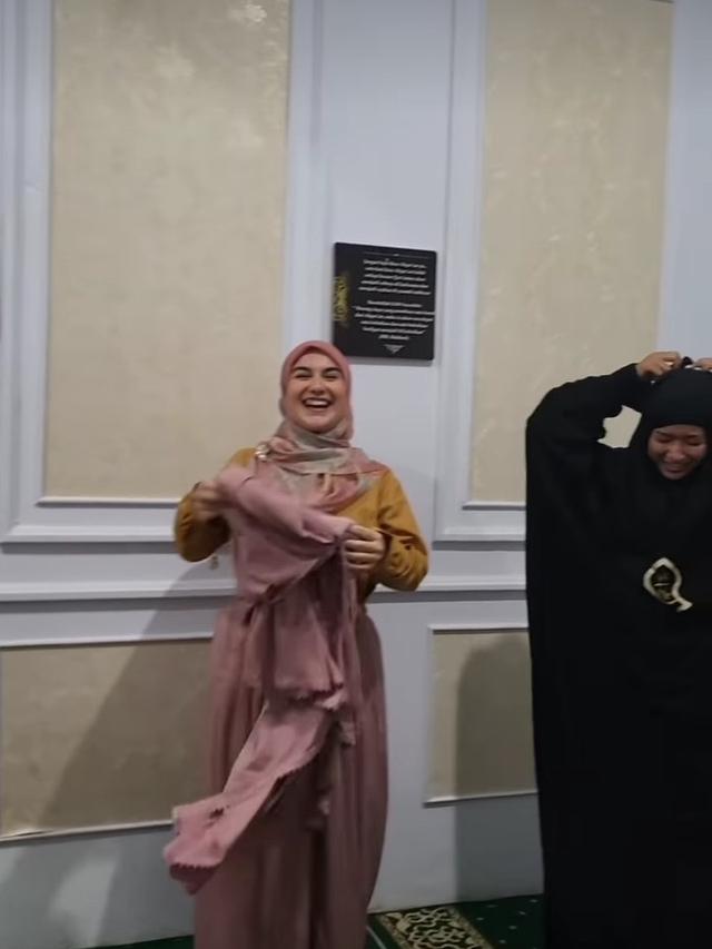 Irish Bella buka puasa Ramadhan di rumah Umi Pipik (Foto: Instagram _ummi_pipik_)