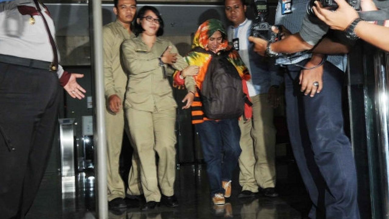 Usai diperiksa KPK, penyuap Dewie Yasin enggan tunjukkan muka