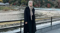 Tak heran bila sosok pemain film Radio Galau FM ini mendapatkan banyak pujian dalam berbagai kesempatan. Tidak sedikit yang suka dengan gaya fashion Natasha Rizky saat liburan ke Jepang.(Liputan6.com/IG/@natasharizkynew)