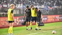 Penyerang Oxford United, Ole Romeny, mengalami cedera saat timnya bersua Arema FC pada laga lanjutan Grup A Piala Presiden 2025 di Stadion Si Jalak Harupat, Kabupaten Bandung, Kamis (10/7/2025) malam WIB. (dok. Vidio Sports)