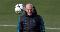 Ekspresi pelatih Real Madrid, Zinedine Zidane saat sesi latihan di Madrid, Spanyol, Selasa (13/2). Real Madrid akan menghadapi Paris Saint Germain (PSG) pada leg pertama 16 besar Liga Champions di Santiago Bernabeu. (AP Photo/Paul White)