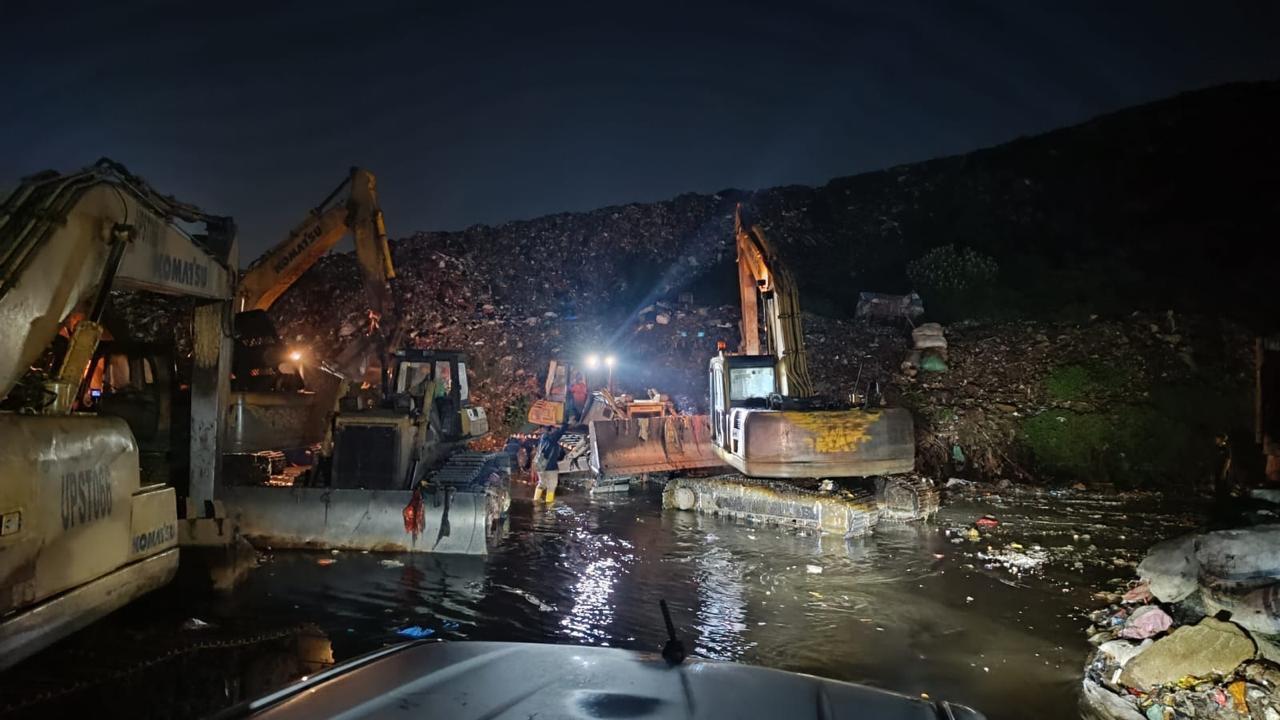 Longsor Gunungan Sampah di TPST Bantargebang Timbun Tujuh Truk, Dua Masih Dievakuasi