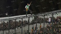 Dengan penuh antusias para anggota TNI bernyanyi sepanjang 90 menit untuk mendukung PS TNI yang sedang bertarung melawan Madura United di lapangan hijau. (Bola.com/Vitalis Yogi Trisna)