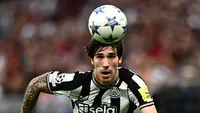 Newcastle harus membayar 64 juta euro untuk mendapatkan jasa Sandro Tonali pada 2023. Mantan pemain Brescia tersebut menandatangani kontrak hingga Juni 2028 di St' James Park. Tonali menjadi pemain Italia termahal yang pernah dibeli klub Premier League. (GABRIEL BOUYS / AFP)