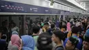 Warga mengantre menunggu kereta MRT di pintu masuk Stasiun MRT Bundaran HI, Jakarta, Minggu (24/3). Moda Raya Terpadu (MRT) Jakarta Fase 1 dengan rute Bundaran HI - Lebak Bulus resmi beroperasi. (Liputan6.com/Faizal Fanani)