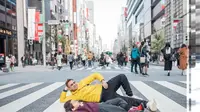 Raffi Ahmad dan Rafathar asyik tiduran di jalanan di Ginza, Tokyo, Jepang (Dok.Instagram/@raffinagita1717/https://www.instagram.com/p/B5mWkDGhfbj/Komarudin)