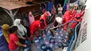 Petugas Palang Merah Indonesia (PMI) mengisi air bersih ke dalam galon air milik warga di RW 08. Cipayung Jaya, Kota Depok, Jawa Barat, Jumat (14/07/2026).