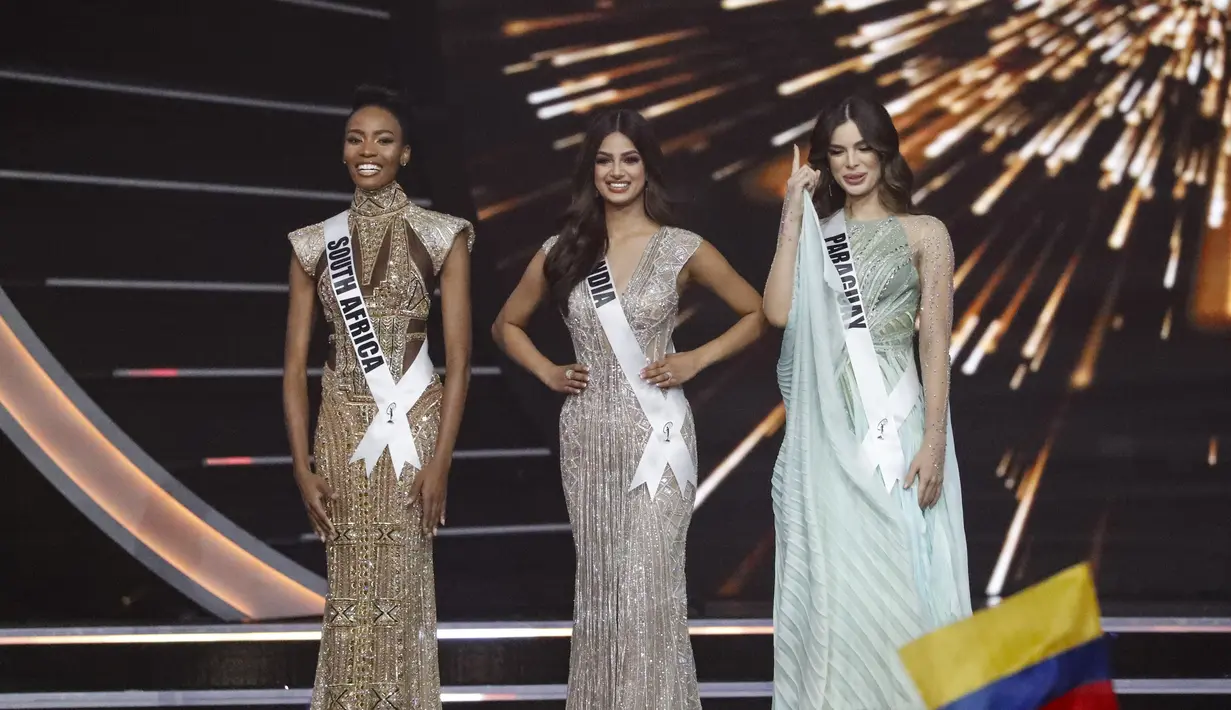 Harnaaz Sandhu dari India (tengah) bersama Lalela Mswane (Afrika Selatan) dan Nadia Ferreira (Paraguay) maju ke 3 besar selama kontes Miss Universe ke-70 di Eilat, Israel, Senin (13/12/2021). (AP Photo/Ariel Schalit)