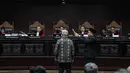 Marsudi Wahyu Kisworo, ahli yang dibawa oleh tim hukum KPU saat disumpah sebelum memberikan keterangan dalam sidang lanjutan sengketa Pilpres 2019 di Gedung MK, Jakarta, Kamis (20/6/2019). Sidang mendengarkan keterangan saksi dan ahli dari pihak termohon, yaitu KPU RI. (Liputan6.com/Faizal Fanani)