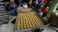 Kue kering Lebaran siap untuk dipanggang, di Kawasan Kwitang, Senen, Jakarta, Senin (29/6). Meskipun Lebaran masih beberapa pekan kedepan, produksi kue kering di sentra tersebut meningkat dua kali lipat dari hari biasanya. (Liputan6.com/Faizal Fanani)