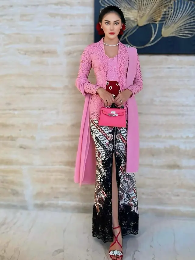 5 Inspirasi Model Kebaya Modern Ala Devina Kirana, Anggun dengan Pilihan Warna Cerah (credit: instagram/kiranadevina).
