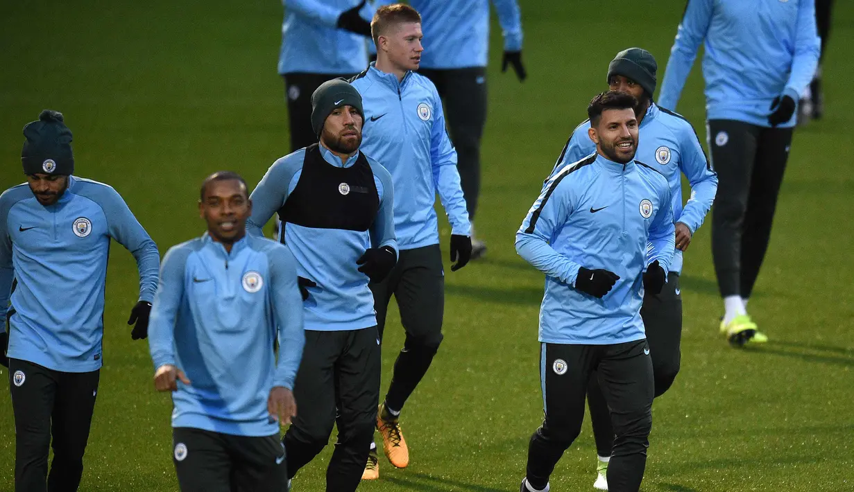 Pemain Manchester City melakukan pemanasan saat latihan jelang menghadapi Feyenoord di Liga Champions  di Manchester, Inggris (20/11). Di pertandingan ini Manchester City kehilangan bek tangguhnya John Stone yang mengalami cedera. (AFP Photo/Oli Scarff)