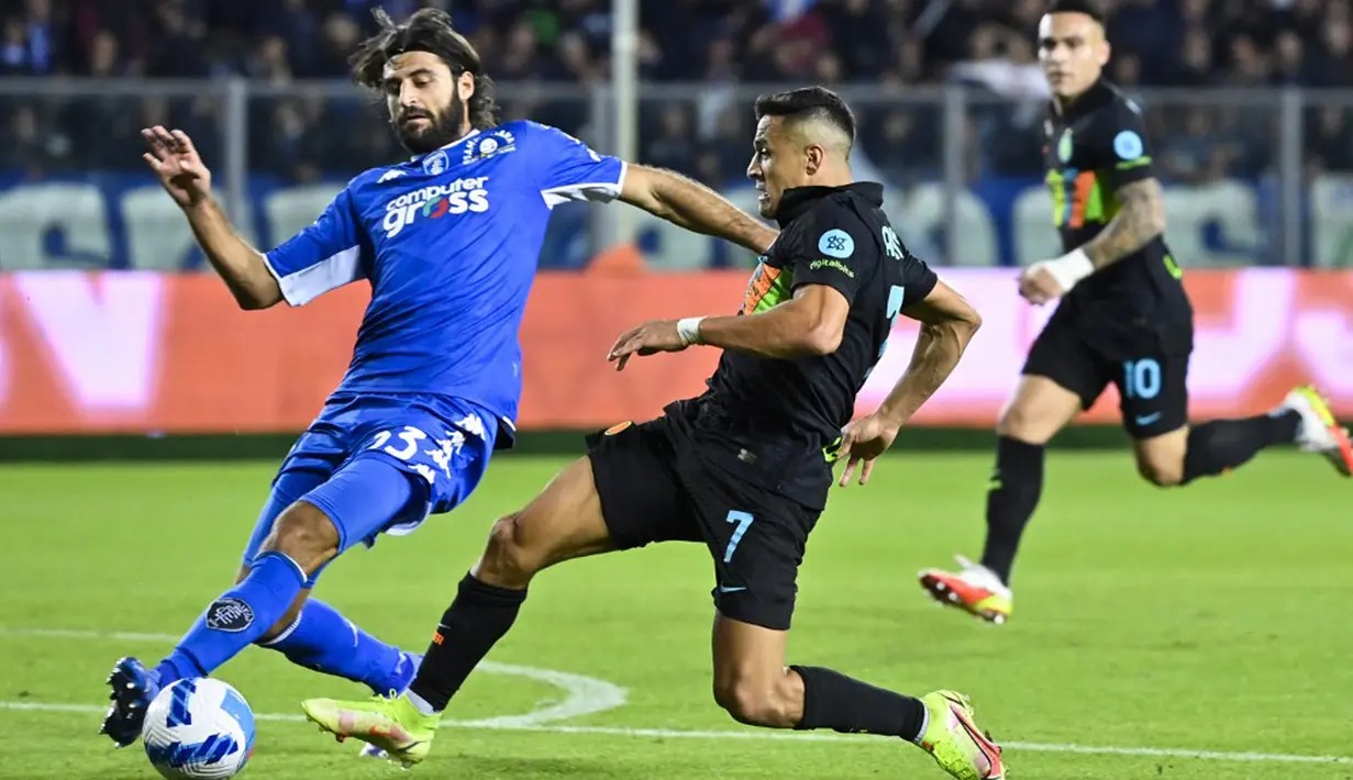 Pemain Inter Milan Alexis Sanchez (kanan) menantang pemain Empoli Sebastiano Luperto pada pertandingan Serie A Liga Italia di Stadion Carlo-Castellani, Empoli, Italia, 27 Oktober 2021. Inter Milan menang 2-0. (Alberto PIZZOLI/AFP)