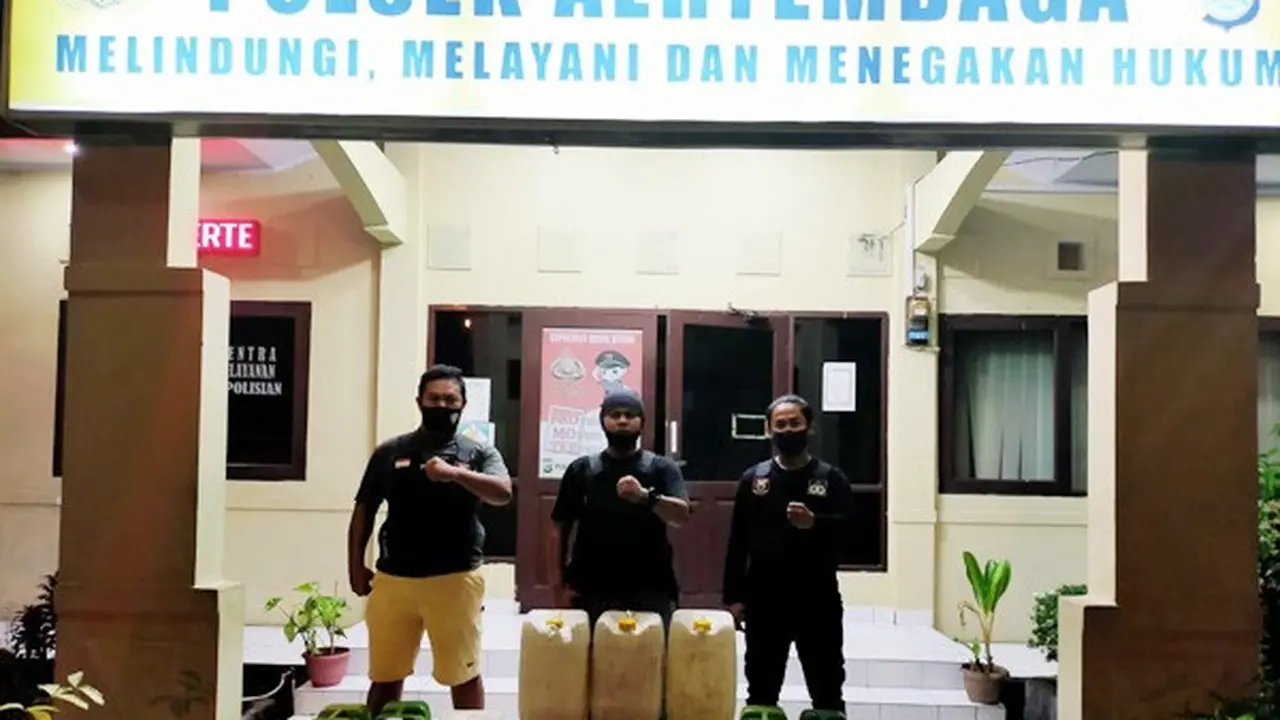 Barang bukti berupa miras Cap Tikus sebanyak 283 liter ini selanjutnya diamankan ke Mako Polsek Aertembaga, Kota Bitung.