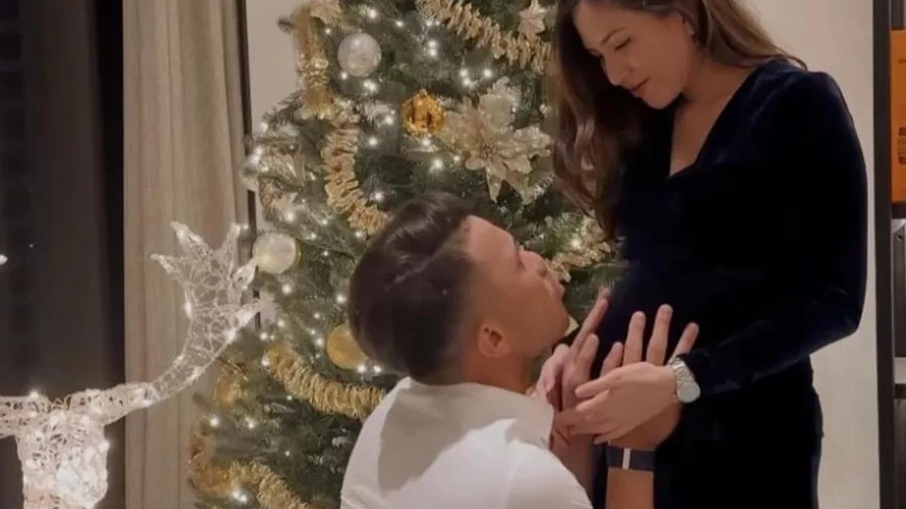 Momen Romantis Jessica Mila dan Yakup Hasibuan Usai Hias Pohon Natal, Peluk Cium Bikin Netizen Iri