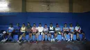 Striker klub divisi dua Resistencia, Nicolas Caballero (keempat kanan) beristirahat di ruang ganti klub di Paraguay, 2 Februari 2021. Caballero (32) yang lebih dari setahun belum dibayar oleh klub, kini memiliki kios barbekyu di pinggir jalan untuk bertahan hidup selama pandemi. (AP/Jorge Saenz)