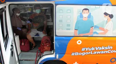 Petugas Dinas Kesehatan Kota Bogor melakukan skrining kesehatan kepada calon penerima vaksin Covid-19 dosis ketiga (booster) di mobil vaksinasi keliling, Terminal Penumpang Tipe A Baranangsiang, Kota Bogor, Sabtu (23/4/2022). Pemkot Bogor menyediakan sentra vaksinasi Covid-19 dosis booster untuk pemudik Lebaran 2022 di terminal tersebut sebagai salah satu upaya pemenuhan syarat perjalanan sekaligus untuk menekan laju penularan Covid-19 di tengah tingginya mobilitas masyarakat. (merdeka.com/Arie Basuki)