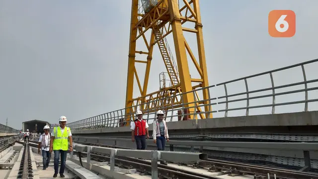 Jalur LRT di Stasiun Cibubur pada Agustus 2019. Tampak Menteri BUMN Rini Soemarno memeriksa jalur.