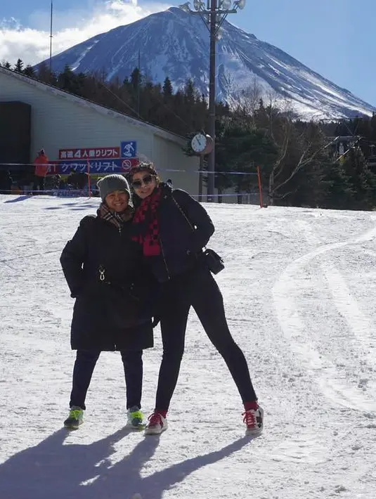 "Sampe sini aja ya bu.. bisa naik sih pake gondola, tp gak bisa turun pake gondola lgi buu...Nyerosot pake Ski atau ya kardus2 air minum terus kita duduk nyerosot.. udahlah ya foto aja," tulisnya sebagai keterangan. (Instagram/graciaz14)