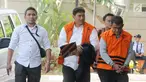 Direktur Pemasaran PTPN III (Persero) I Kadek Kertha Laksana (tengah) dan mantan Kasatker PJPA BWS Sumatera VII Bengkulu M Fauzi (kanan) tiba di Gedung KPK, Jakarta, Selasa (1/10/2019). Keduanya diperiksa sebagai tersangka untuk melengkapi berkas dugaan suap. (merdeka.com/Dwi Narwoko)