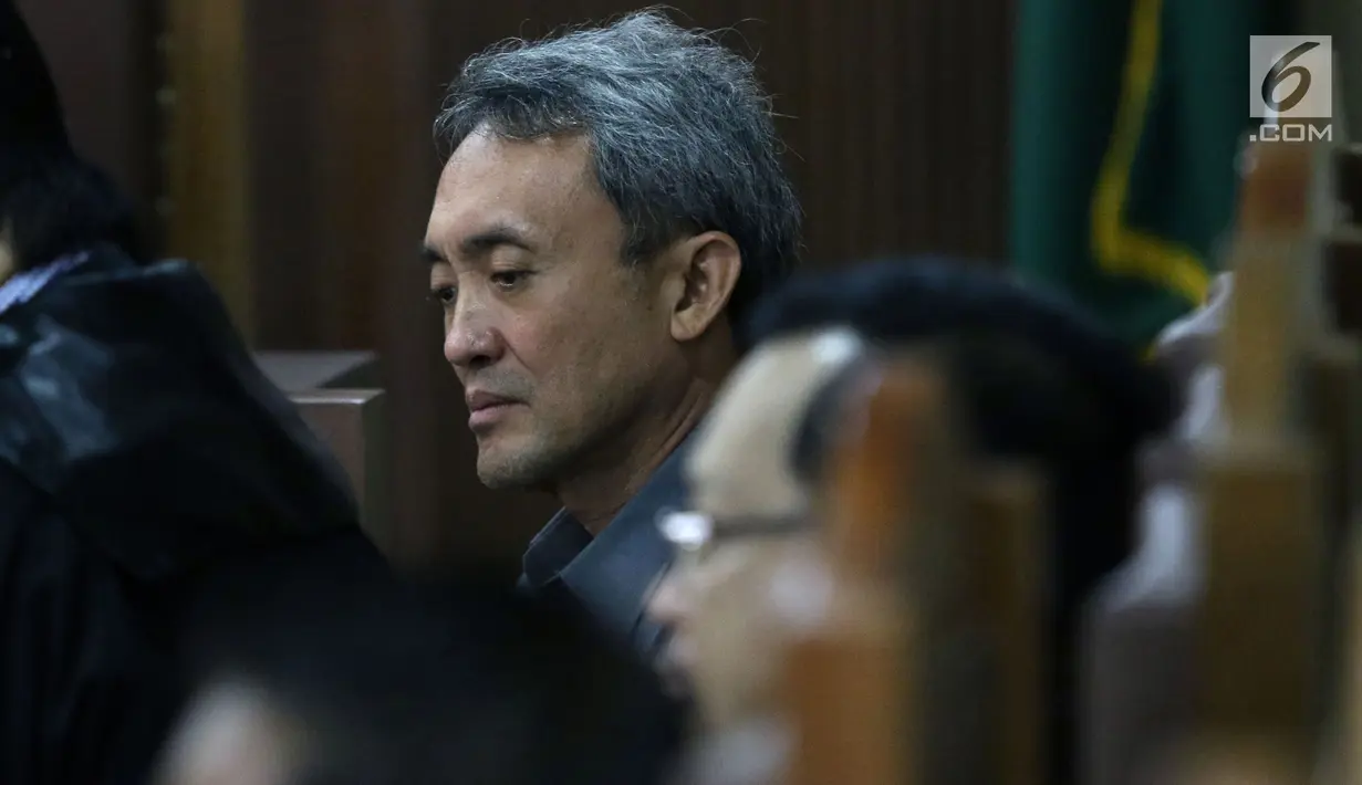 Terdakwa dugaan suap pengurusan sejumlah perkara, Eddy Sindoro menyimak keterangan saksi pada sidang lanjutan di Pengadilan Tipikor, Jakarta, Jumat (15/2). Sidang mendengar keterangan saksi-saksi. (Liputan6.com/Helmi Fithriansyah)