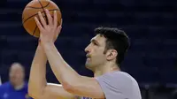 Center Golden State Warriors, Zaza Pachulia, sedang berlatih jelang Gim 1 Final NBA 2017 kontra Cleveland Cavaliers di Oracle Arena, Oakland, Jumat (2/6/2017) WIB. (AP Photo/Marcio Jose Sanchez)