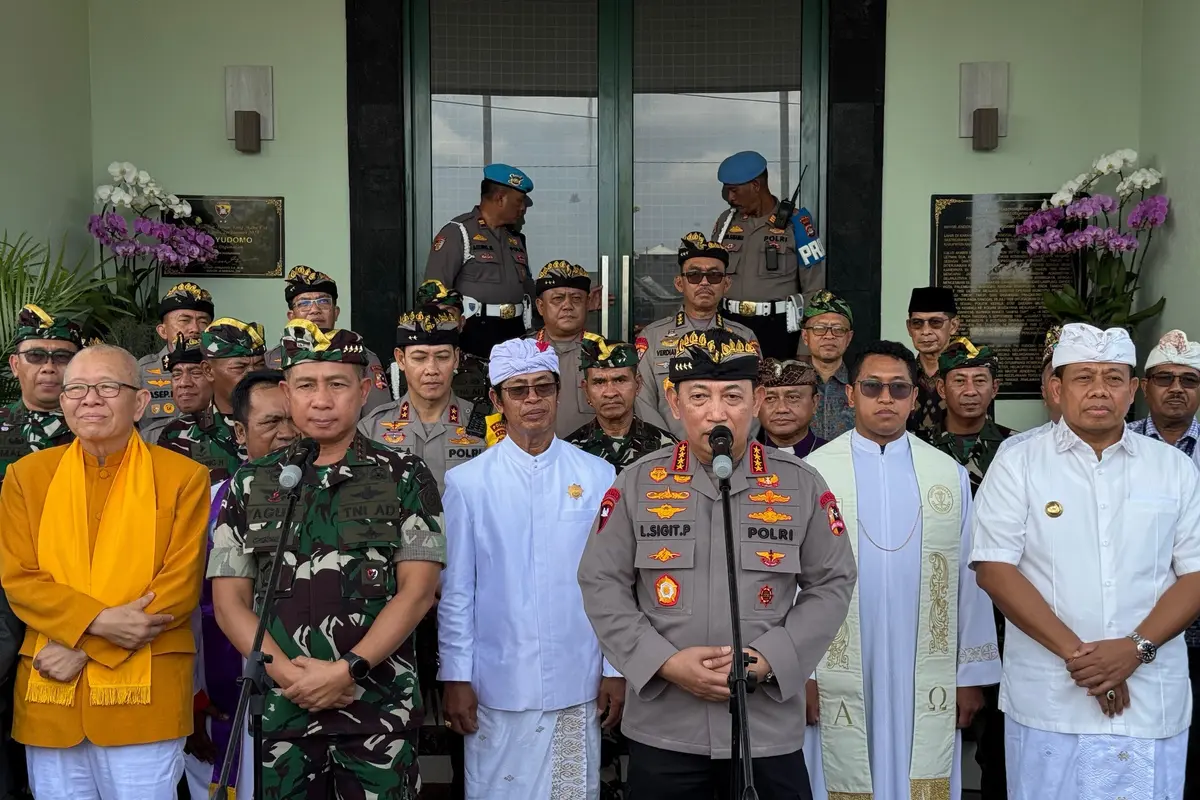 Kapolri Jenderal Listyo Sigit Prabowo menghadiri kegiatan doa bersama lintas Agama TNI-Polri dan masyarakat di GOR Yudomo, Praja Raksaka Kepaon, Kota Denpasar, Bali.