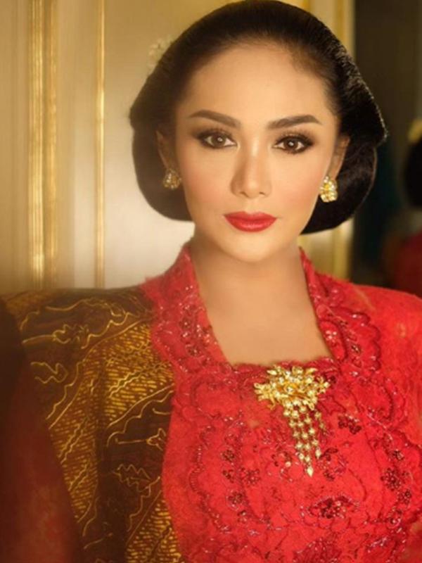 Krisdayanti dalam balutan kebaya merah di pelantikan anggota DPR, Selasa (1/10/2019). (dok. Instagram @krisdayantilemos/https://www.instagram.com/p/B3DkpKgA9Kh/Putu Elmira)