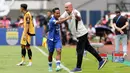 Pemain Persib Bandung, Beckham Putra merayakan gol bersama pelatih Bojan Hodak dalam laga lanjutan BRI Super League 2025/2026 melawan Persija Jakarta di Stadion Gelora Bandung Lautan Api, Bandung, Minggu (11/01/2026). (Bola.com/Abdul Aziz)
