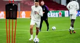 Bek Bayern Munchen #22 Raphael Guerreiro memainkan bola selama sesi latihan pada malam matchday 2 Grup A Liga Champions 2023/2024 di Stadion Parken, Kopenhagen, Senin (2/10/2023). (Martin Sylvest / Ritzau Scanpix / AFP)