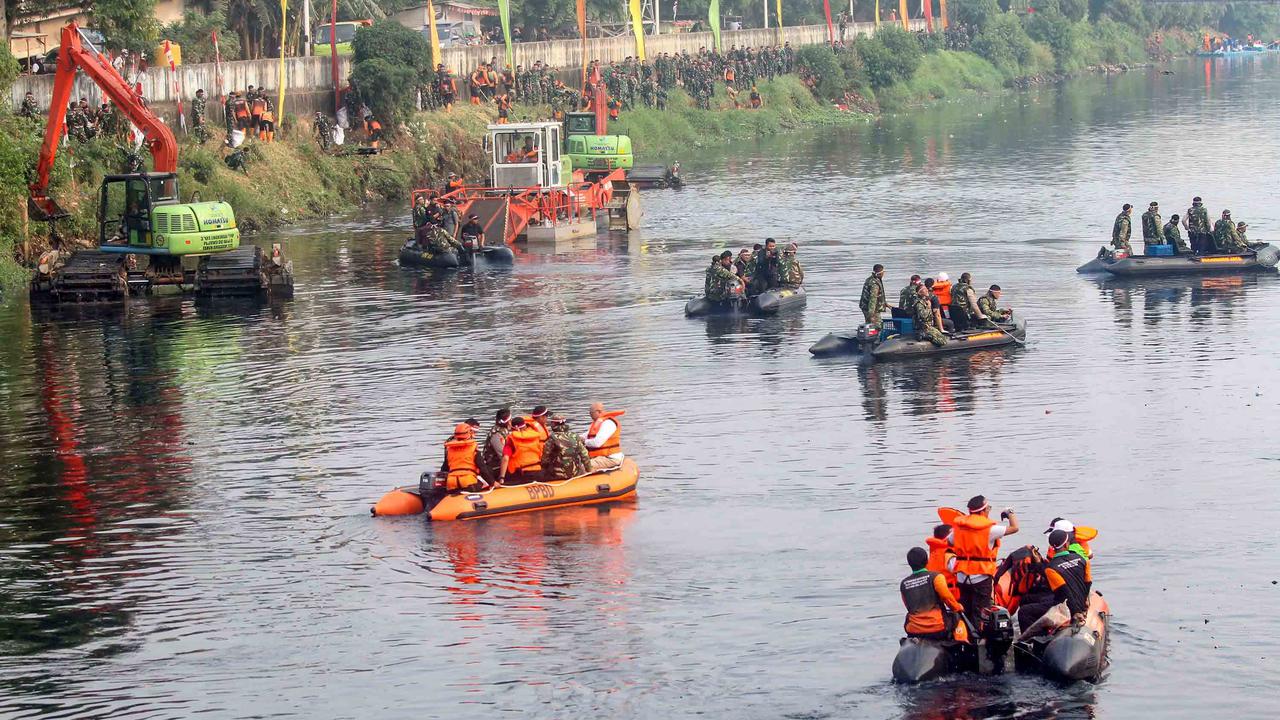 Jelang HUT RI TNI Polri dan PPSU Bersihkan Kanal Banjir Barat