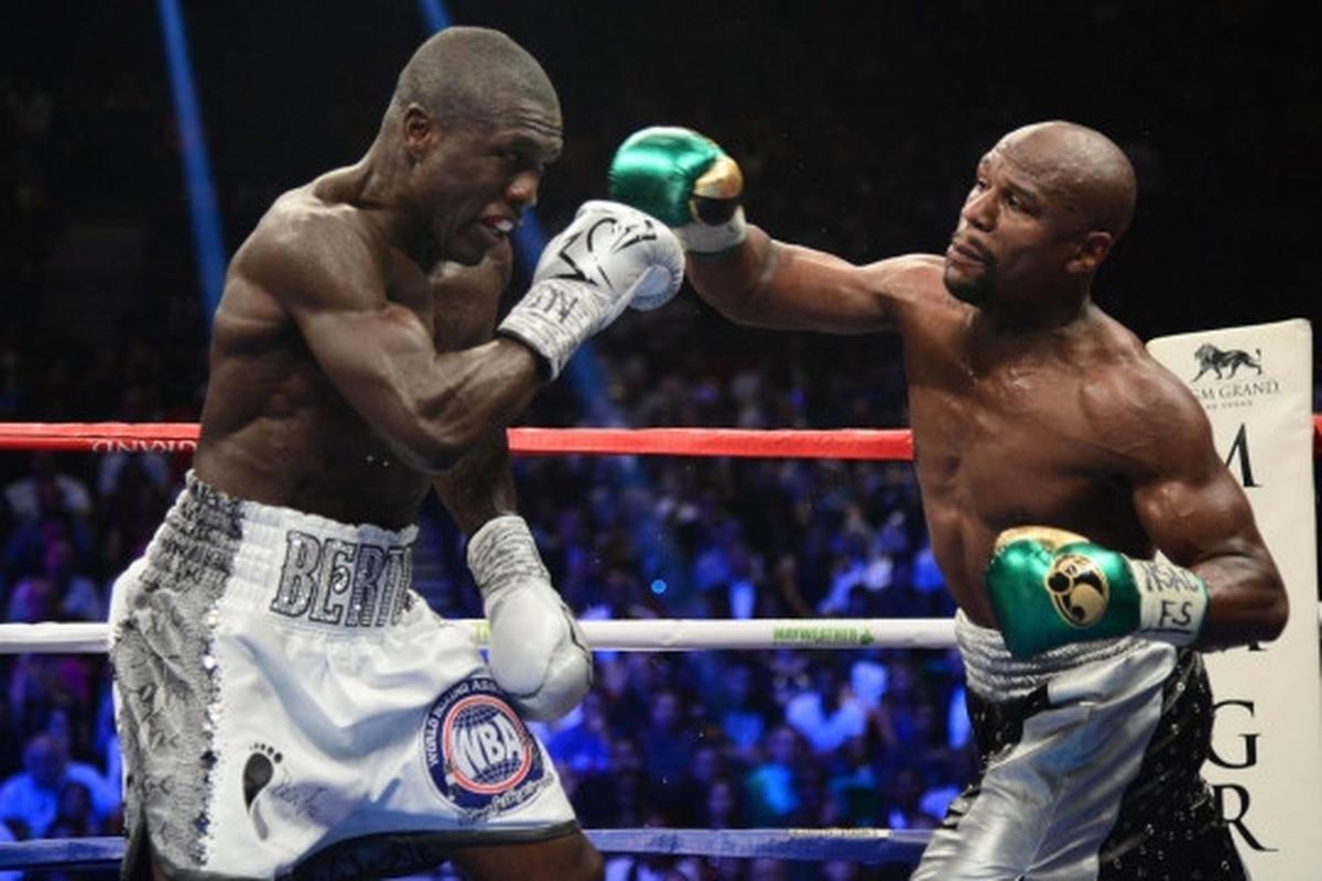 Ini pukulan-pukulan telak Mayweather di wajah Berto