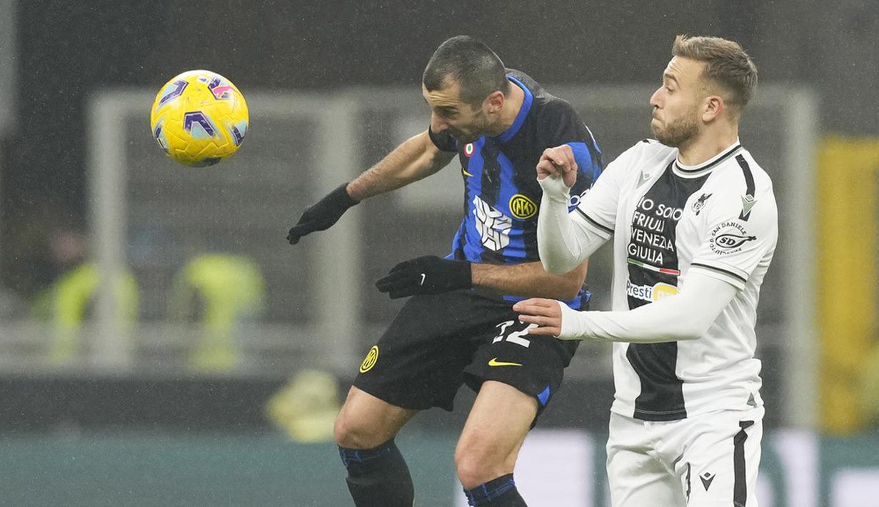 Pemain Inter Milan, Henrikh Mkhitaryan, duel udara dengan pemain Udiniese, Sandi Lovric, pada giornata ke-15 Serie A 2023/2024 di Stadion Giuseppe Meazza, Milan, Minggu (10/12/2023). (AP Photo/Antonio Calanni)