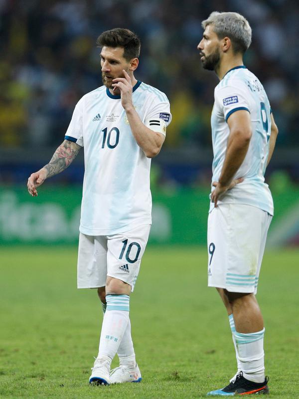 Ekspresi penyerang Argentina Lionel Messi (kiri) dan Sergio Aguero usai kalah dari Brasil dalam semifinal Copa America 2019 di Stadion Mineirao, Belo Horizonte, Brasil, Selasa (2/7/2019). Brasil lolos ke final Copa America 2019 setelah mengalahkan Argentina 2-0. (AP Photo/Victor R. Caivano)