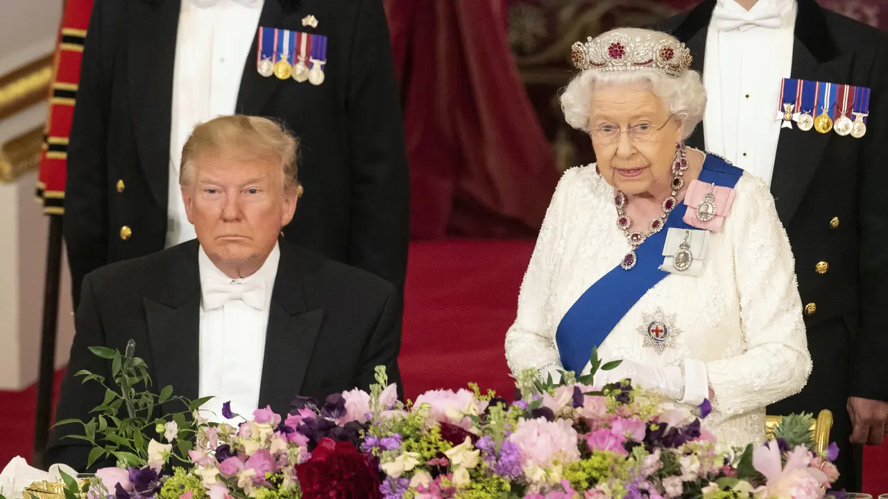 Ratu Elizabeth dalam kunjungan Donald Trump ke Inggris. (Dominic Lipinski/Pool Photo via AP)