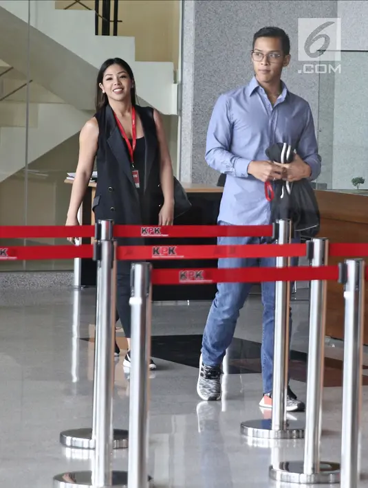 Putra dan putri mantan ketua DPR Setya Novanta, Dwina Michaella dan Rheza Herwindo bersiap meninggalkan gedung KPK usai menjalani pemeriksaan, Jakarta, Rabu (28/3). Dwina  dan Rheza  (Liputan6com/Herman Zakharia)