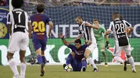 Aksi Luis Suarez (bawah) dihentikan pemain Juventus, Giorgio Chiellini pada laga lanjutan turnamen pramusim, International Champions Cup 2017, di MetLife Stadium, New Jersey, Minggu (23/5/2017). (AP/Julio Cortez)